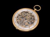 gros plan d'une montre de poche en or sur fond noir
