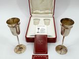 un assortiment d'objets en argent, comprenant notamment un verre à vin, un livre et une boîte