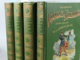 trois livres verts empilés les uns sur les autres devant un fond blanc