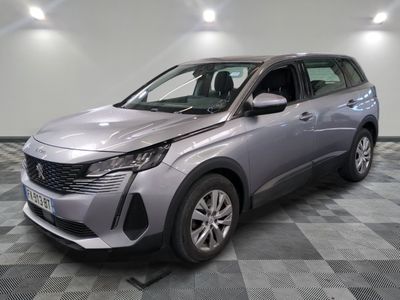 la voiture argentée est garée sur le sol à carreaux d'une pièce