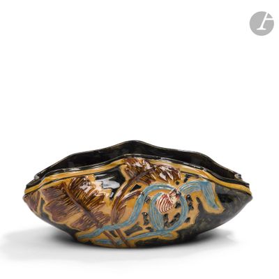 un bol noir et marron orné d'un motif