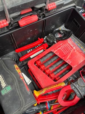 de nombreux outils dans une boîte à outils remplie de serre-joints