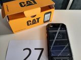 Le « Cat Phone » se trouve à côté de la boîte, sur la table.