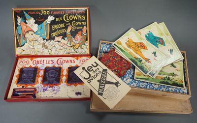 une boîte de livres et une boîte de cartes posées sur une table