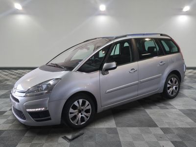la photo d'un monospace argenté garé dans un garage