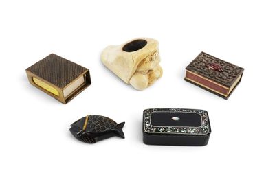 quatre types différents d'objets décoratifs sur un fond blanc