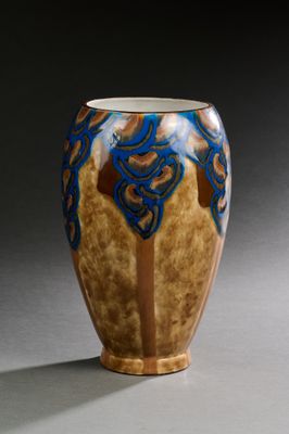 un vase bleu et marron posé sur une table