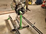un petit moteur posé sur un support dans un garage