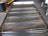 une grille métallique posée sur une table