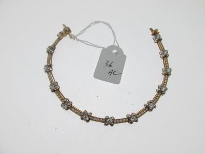 gros plan d'un bracelet portant une étiquette de prix