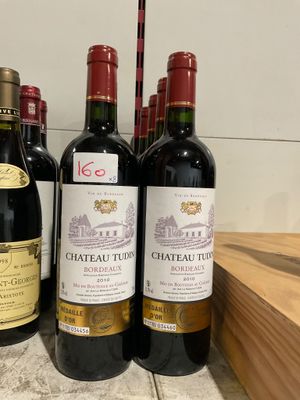 plusieurs bouteilles de vin sont alignées sur un comptoir