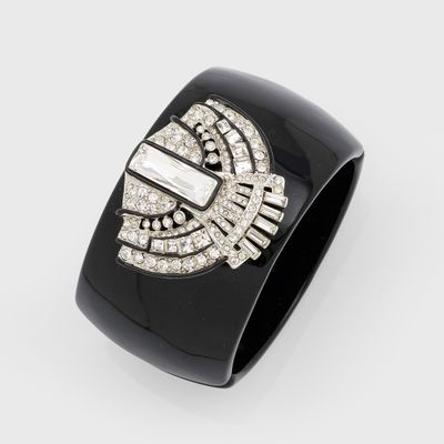 un gros plan sur un bracelet noir et blanc orné de diamants