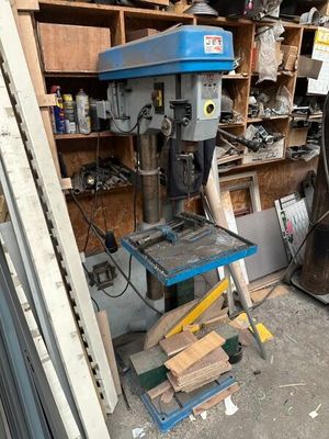 a machine that is sitting on a table in a garage