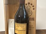 une bouteille de vin posée à côté d'une caisse en bois