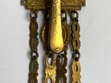 une broche en or ornée d'une croix