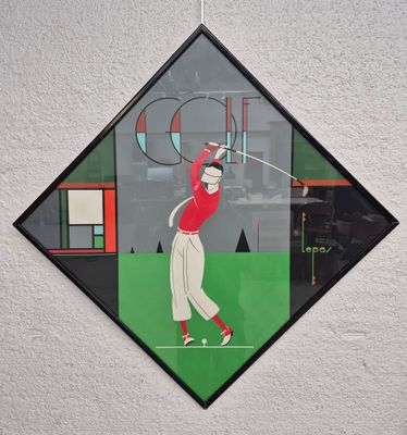 un tableau représentant un homme jouant au golf accroché au mur
