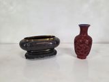 deux vases posés l'un à côté de l'autre sur une table