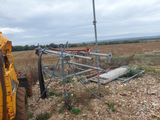 un tracteur qui est à l'arrêt dans la boue