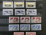 un lot de timbres exposés dans une vitrine