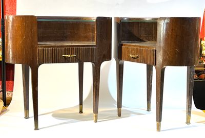 deux tables placées l'une à côté de l'autre sur une table