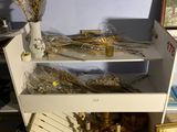 une étagère sur laquelle se trouve un bouquet de fleurs