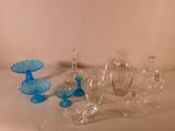 un grand nombre d'objets en verre posés sur une table