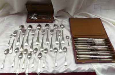 beaucoup d'argenterie sur une table avec un coffret