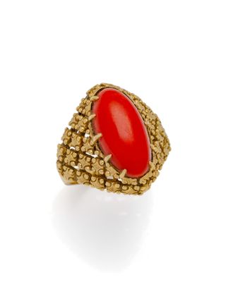 une bague en corail et or, signée Van Cleef