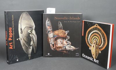 trois livres d'art et de design exposés sur une surface grise