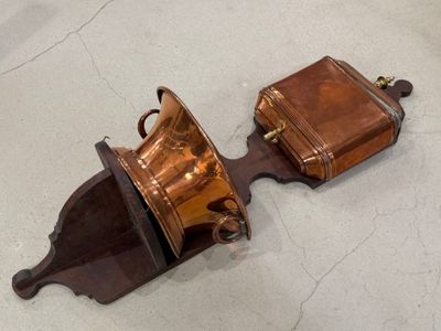 deux casseroles en cuivre posées par terre l'une à côté de l'autre