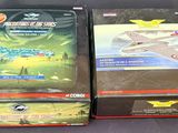 Deux cartons contenant des jeux sont posés sur une table