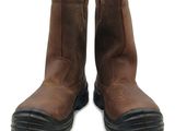 des bottes en cuir marron à semelles noires sur fond blanc