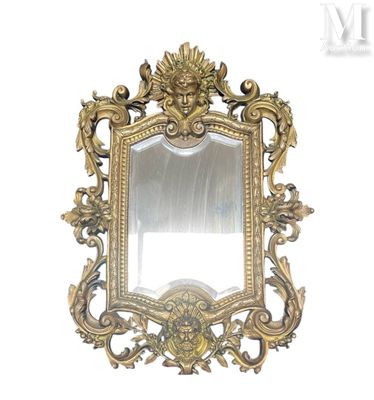 un miroir accroché au mur de la pièce