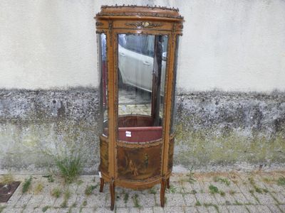 une armoire d'angle avec un miroir sur la face extérieure