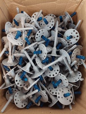 une boîte en carton remplie d'une multitude de vis blanches et bleues