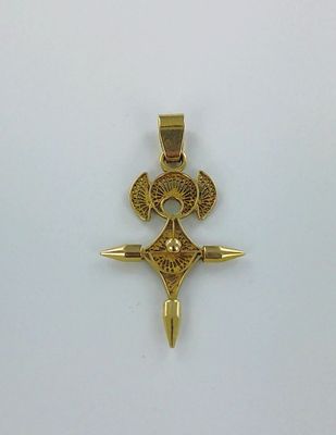 un gros plan d'une croix en or sur laquelle figure un œil
