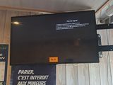 un téléviseur fixé au mur dans une pièce