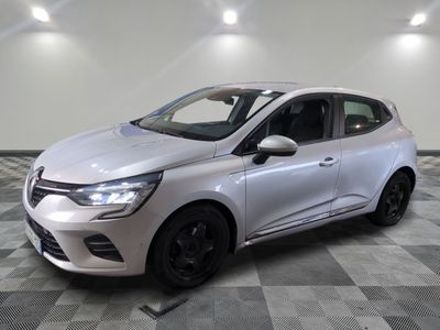 une voiture blanche est garée sur le sol à carreaux d'un garage