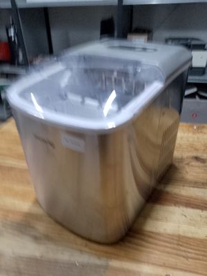un grand récipient en métal posé sur une table en bois