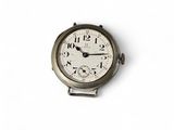 une petite horloge en argent dont le cadran est orné de chiffres romains