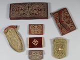 Plusieurs objets décoratifs sont disposés sur une surface blanche