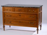 une commode en bois avec un plateau en marbre