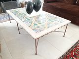 une table basse sur laquelle sont posés deux vases, dans un salon