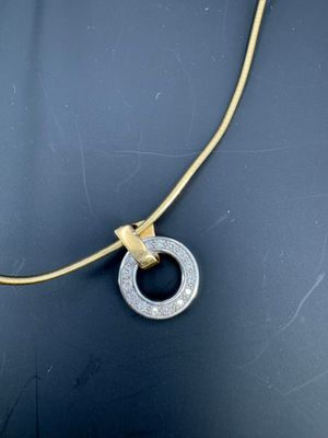 gros plan d'un collier sur un mannequin mannequin mannequin mannequin mannequin mannequin mannequin mannequin mannequin