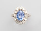 une bague à grappes sertie d'un saphir bleu et de diamants