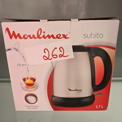 La boîte d'une cafetière est posée sur une table.