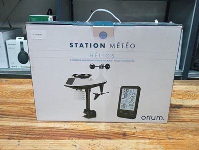 packaging of a box with a picture of a weather station on top of a wooden table
