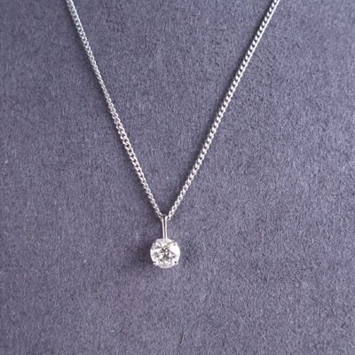 une femme portant un collier orné d'un diamant