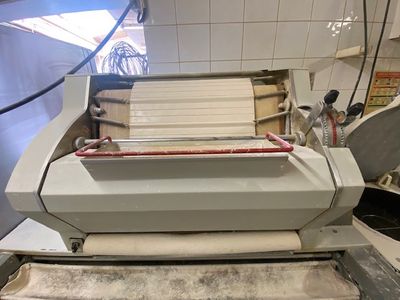 une image d'une machine en train de préparer de la pâte