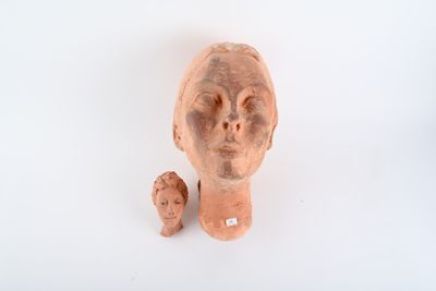une sculpture en argile représentant une femme et un bébé